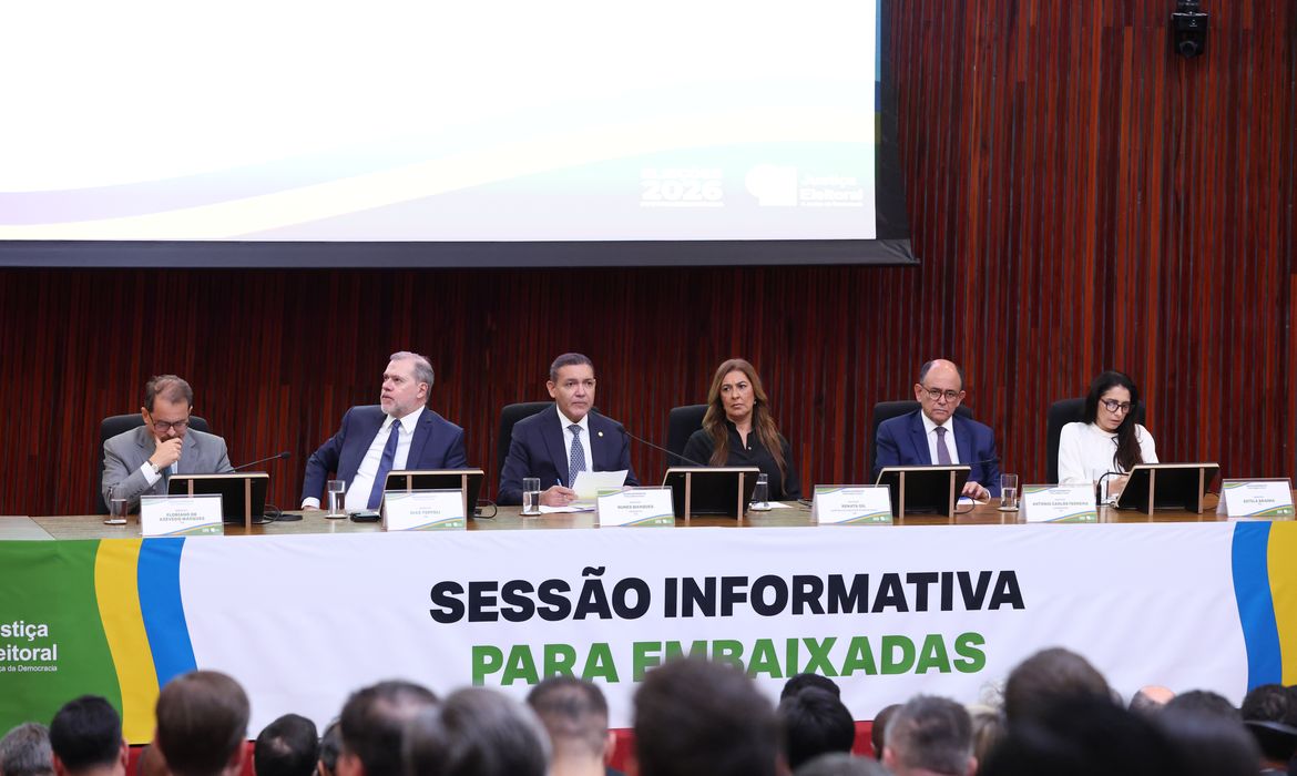 Presidente do TSE defende urna eletrônica em reunião com embaixadores