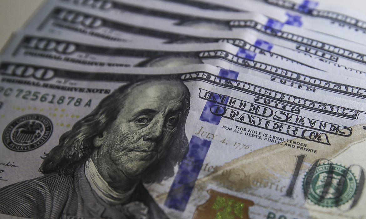 Dólar cai para R$ 5,17 após anúncio de recompra de títulos nos EUA