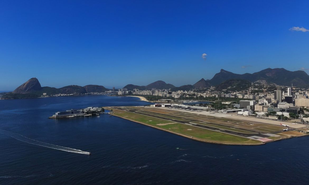 Avião derrapa no Santos Dumont e voos são cancelados