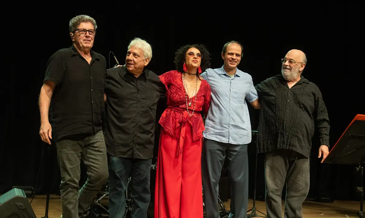 Repertório de Caetano Veloso embala show exclusivo na TV Brasil