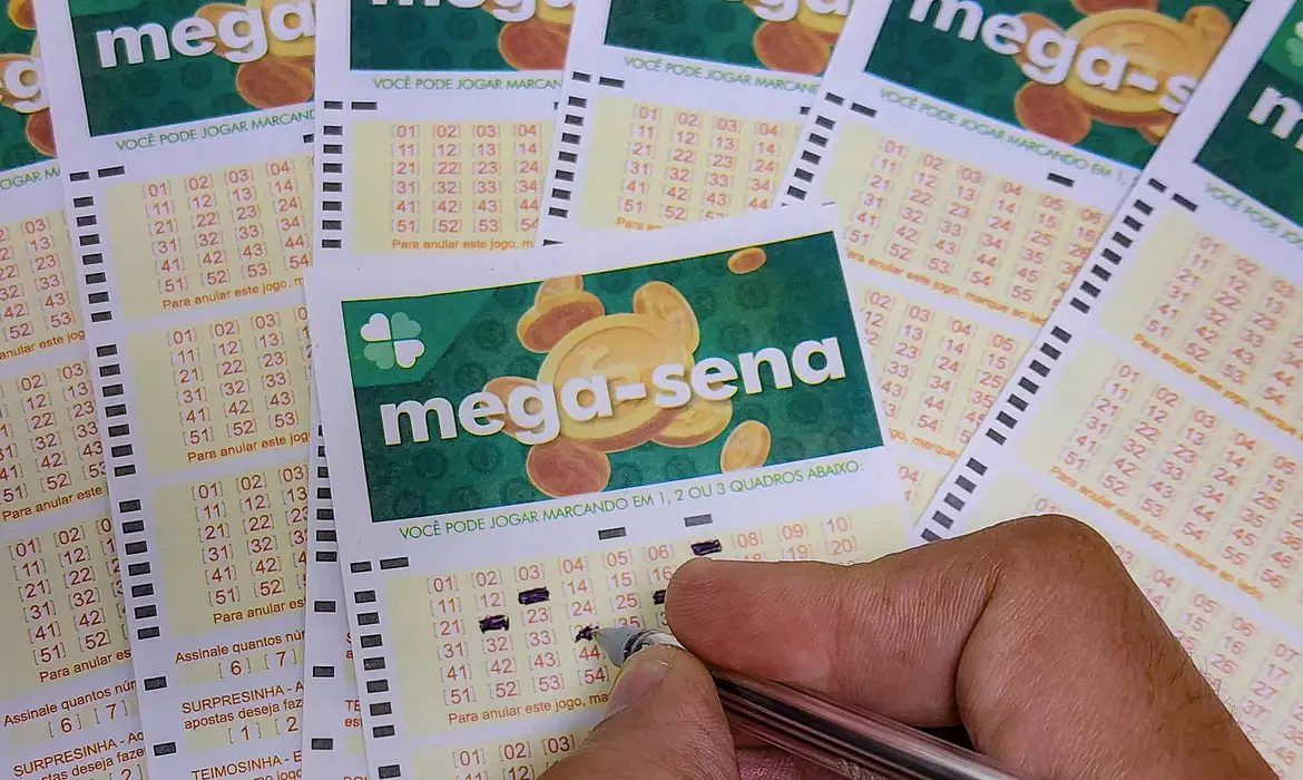 Mega-Sena sorteia prêmio acumulado de R$ 165 milhões neste domingo