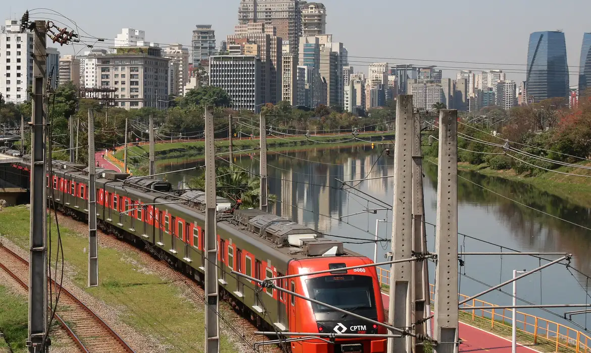 Greve de trens em SP causa congestionamento de mais de 2 mil km