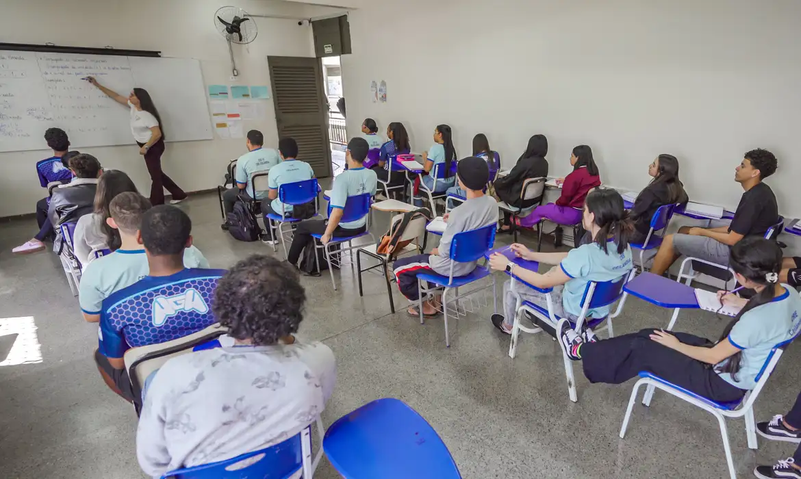 Pé-de-Meia paga hoje 5ª parcela a alunos nascidos em julho e agosto