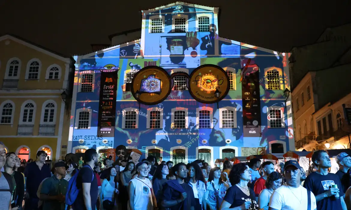 Flipelô começa em Salvador com música, poesia e grande participação