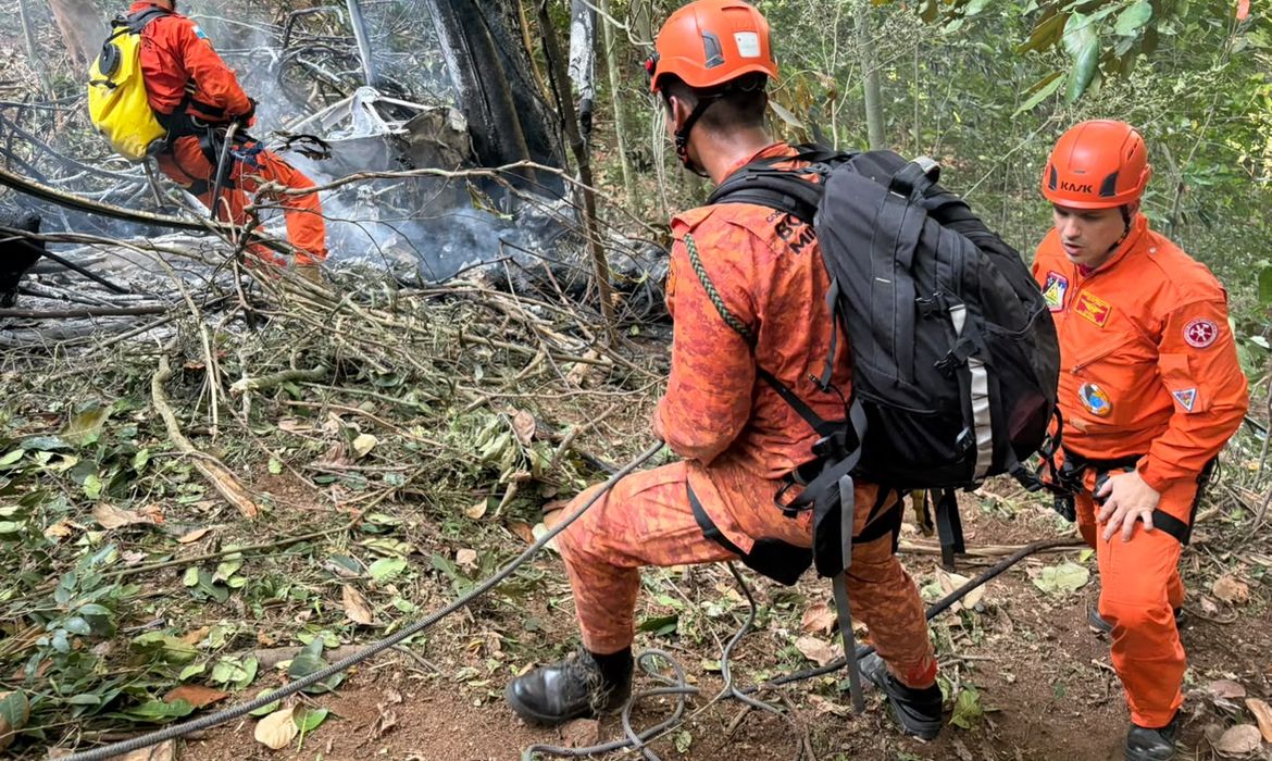 Quatro pessoas morrem em queda de helicóptero no Rio de Janeiro