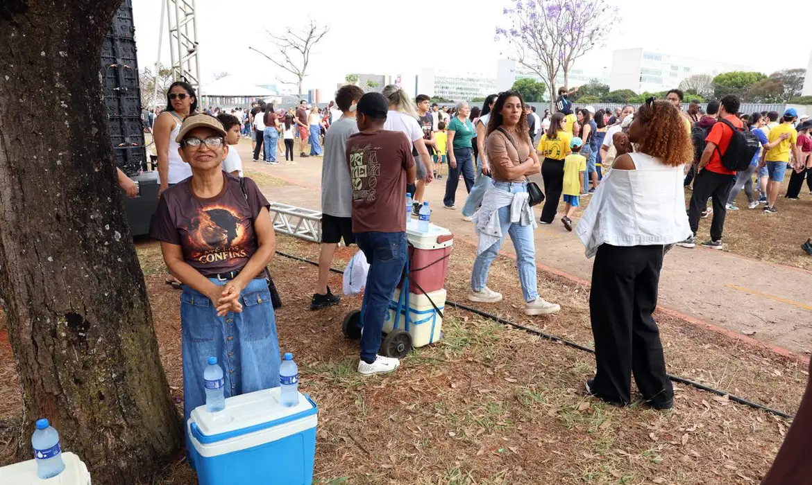 Ambulantes “desfilam” no 7 de Setembro em busca de sustento