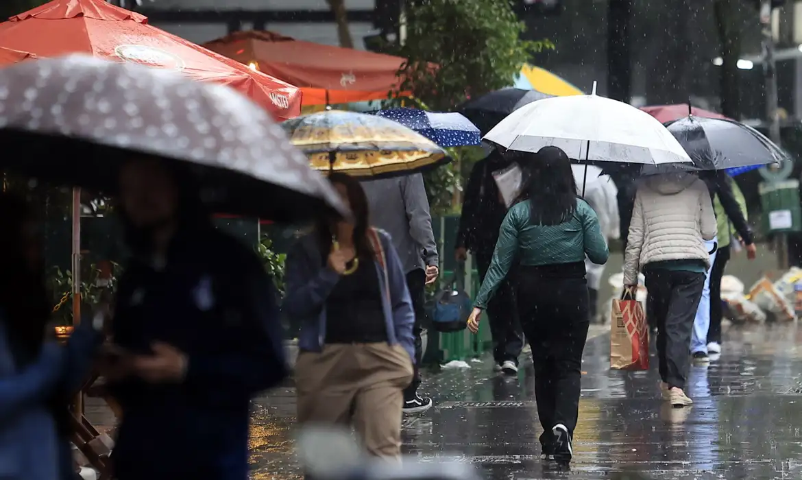 Centro-Oeste e Sudeste do país têm chuva com rajadas de vento
