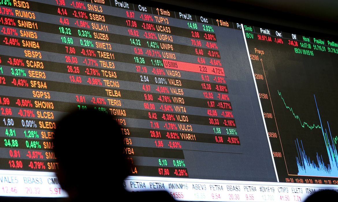 Dólar cai a R$ 5, e bolsa sobe quase 8% após primeiro turno