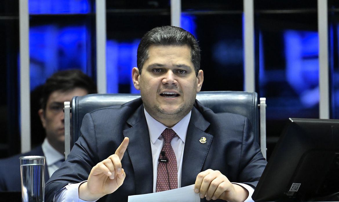 Alcolumbre anuncia sessões para discutir e votar fim da escala 6x1