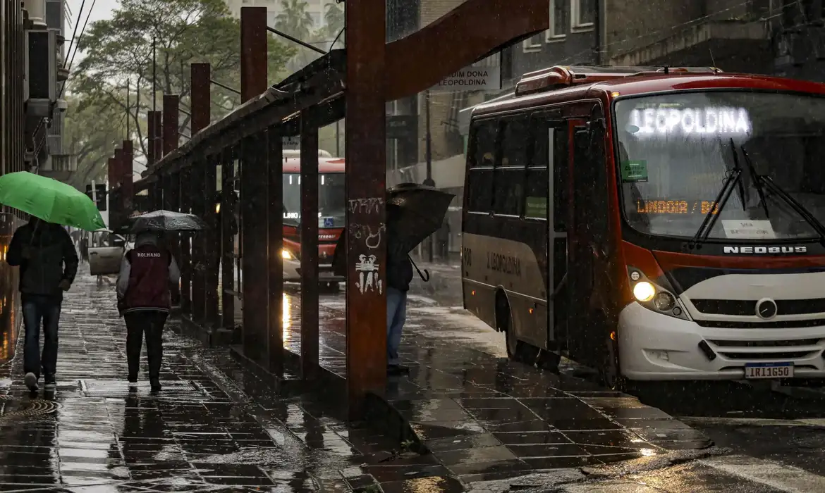 Tempo fica chuvoso em grande parte do país nesta segunda-feira