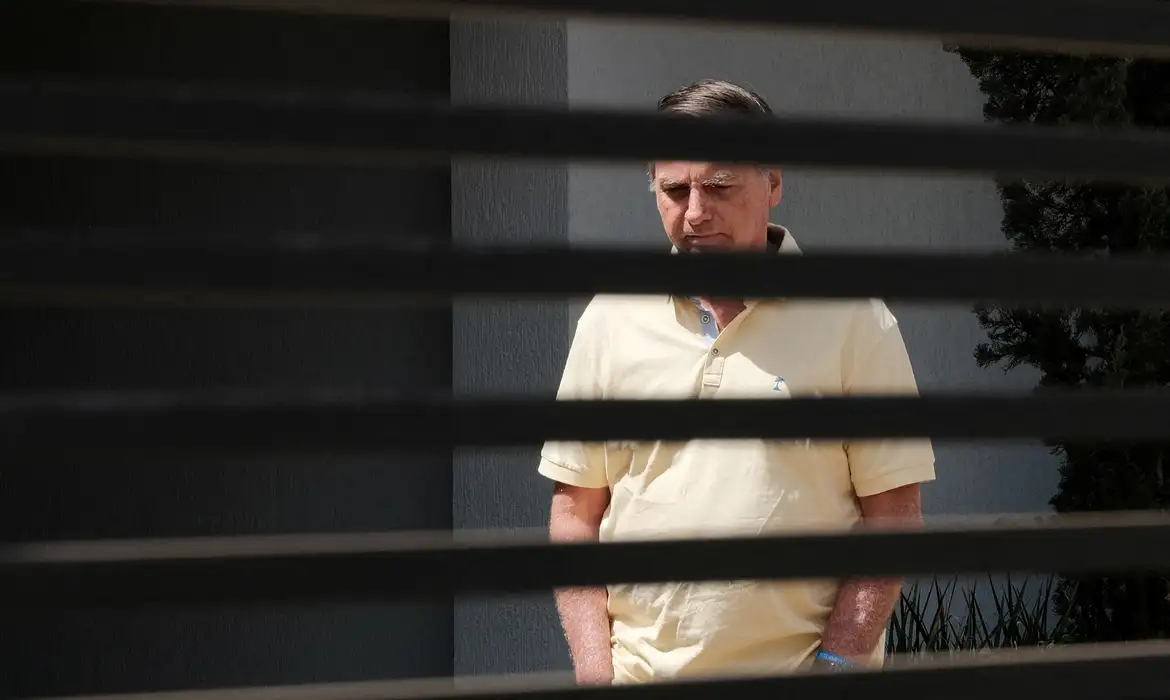 Bolsonaro pede liberação de visitas de Flávio na prisão domiciliar