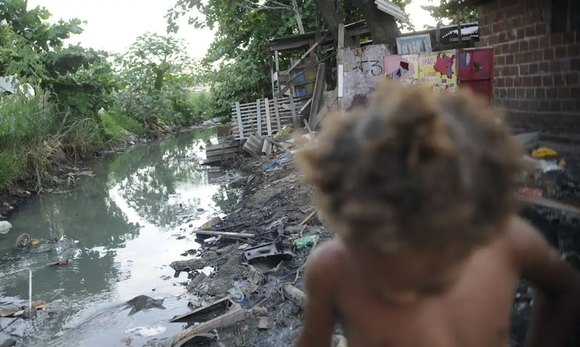 Brasil: 30 milhões de crianças estão expostas aos riscos climáticos