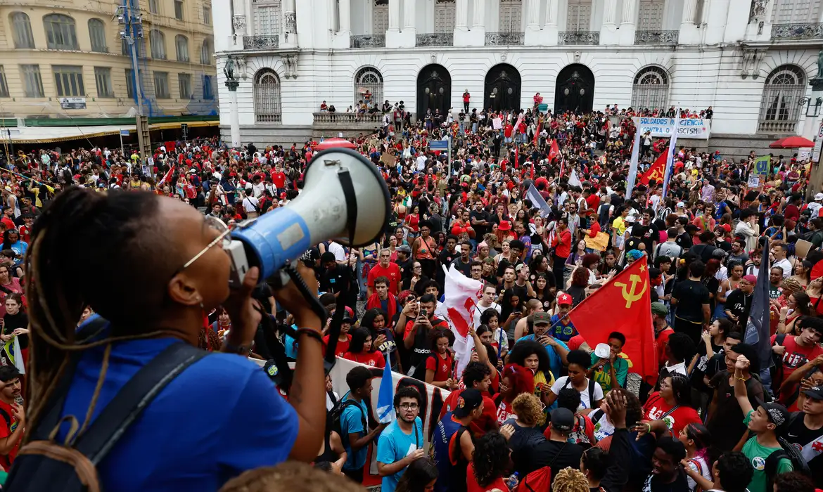 Estudantes fazem atos pelo país em apoio a Lula